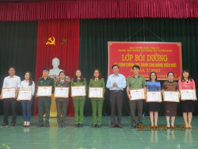 Đồng chí Hà Tiến Lam- Phó Trưởng Ban Tuyên giáo Tỉnh ủy trao giấy khen cho các học viên